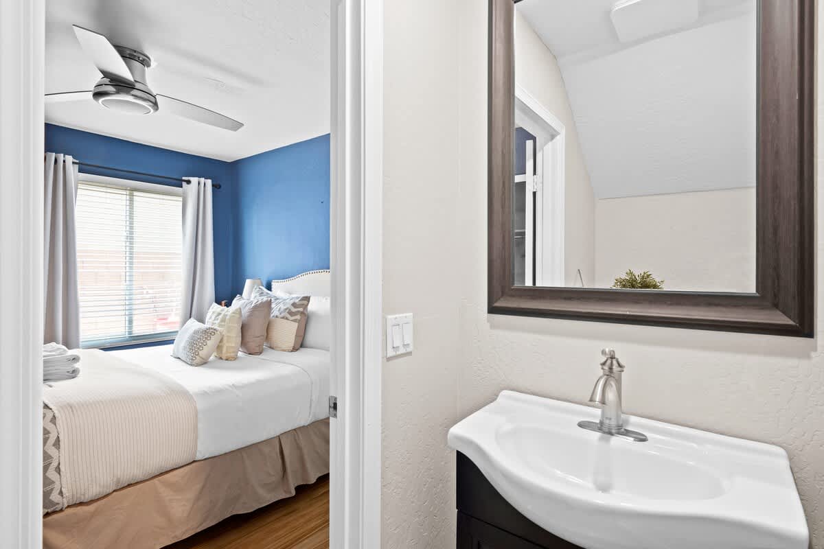 BEDROOM/BATHROOM