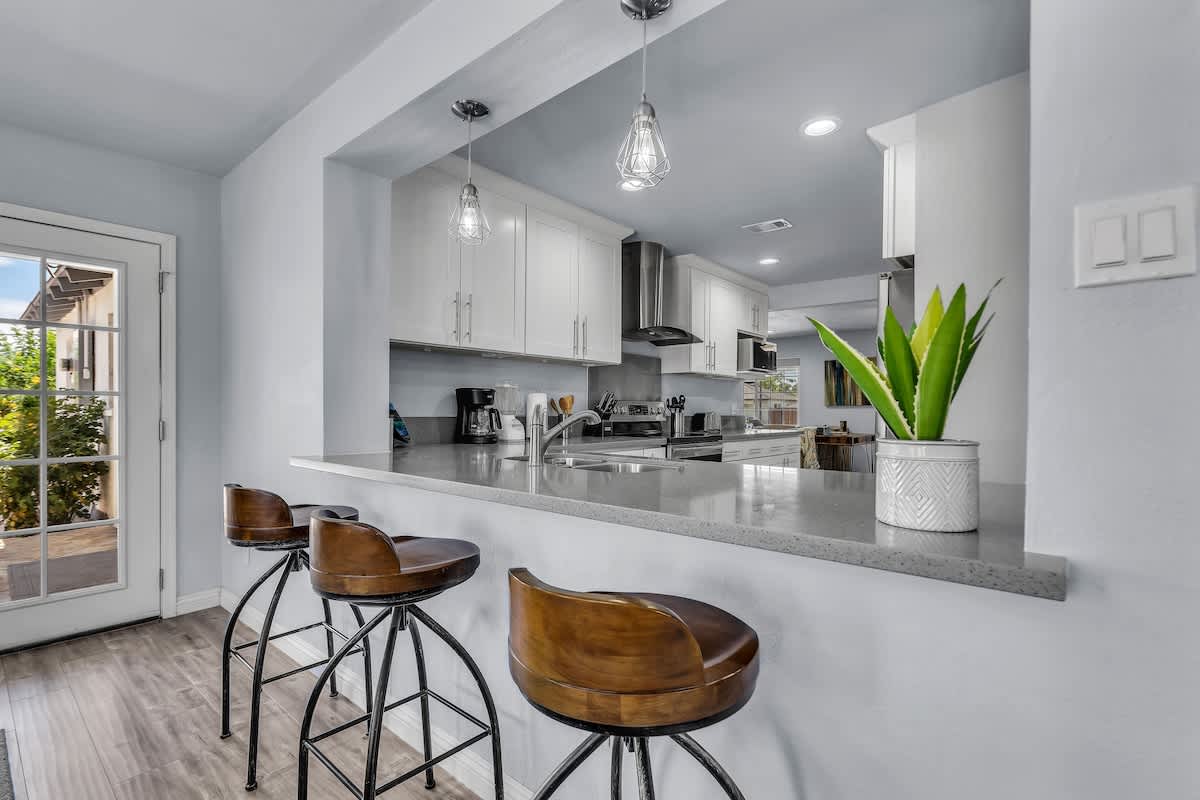 Kitchen Bar/Island