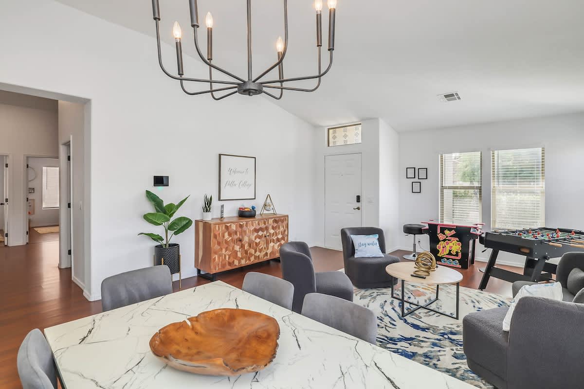 LIVING AREA/DINING