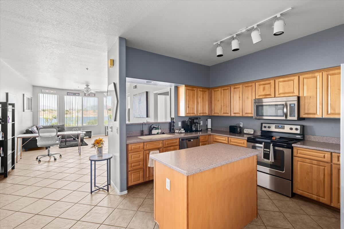 Kitchen with breakfast table