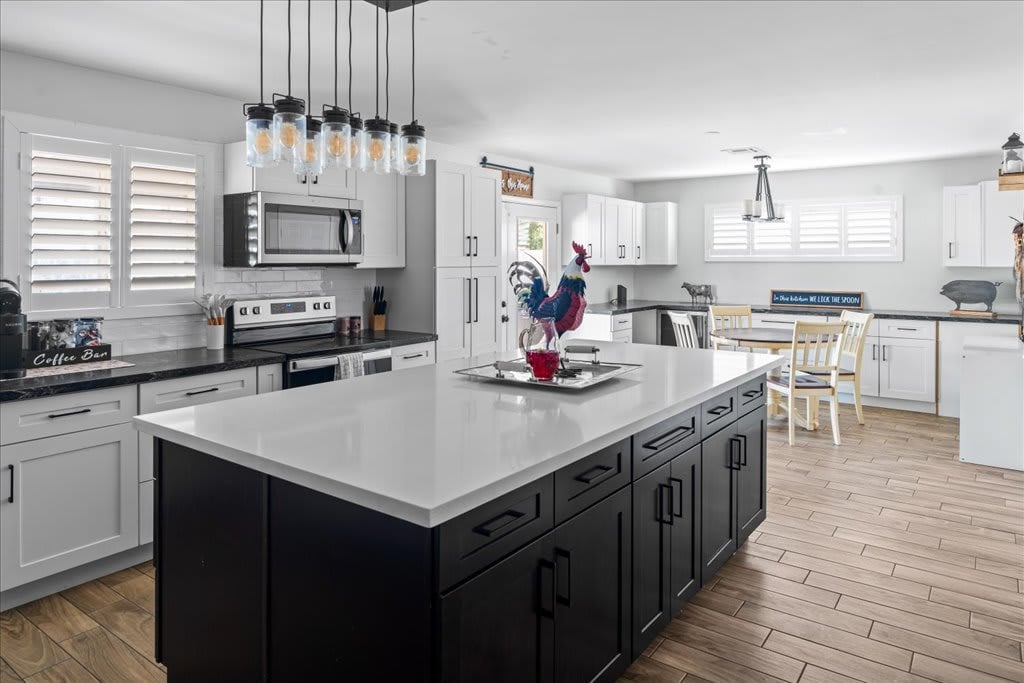 KITCHEN ISLAND/BAR